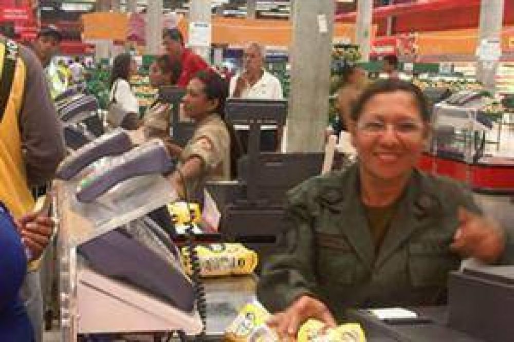 Los militares venezolanos atender�n las cajas de los supermercados