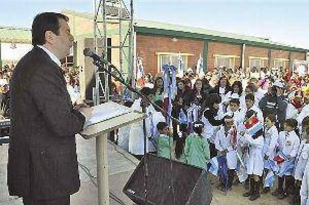 Zamora inaugur� edificios de una escuela y un jard�n de infantes