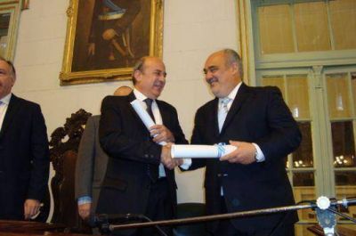 Otro gui�o de Ricardo a Naci�n, y m�s gestiones por fondos "trabados"