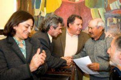 Entregaron subsidios por 4 millones de pesos a productores de alfalfa