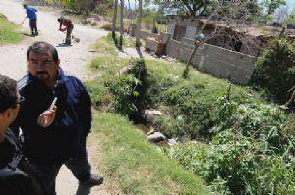Vecinos del barrio Villa Eumelia se quejan por estado de un canal