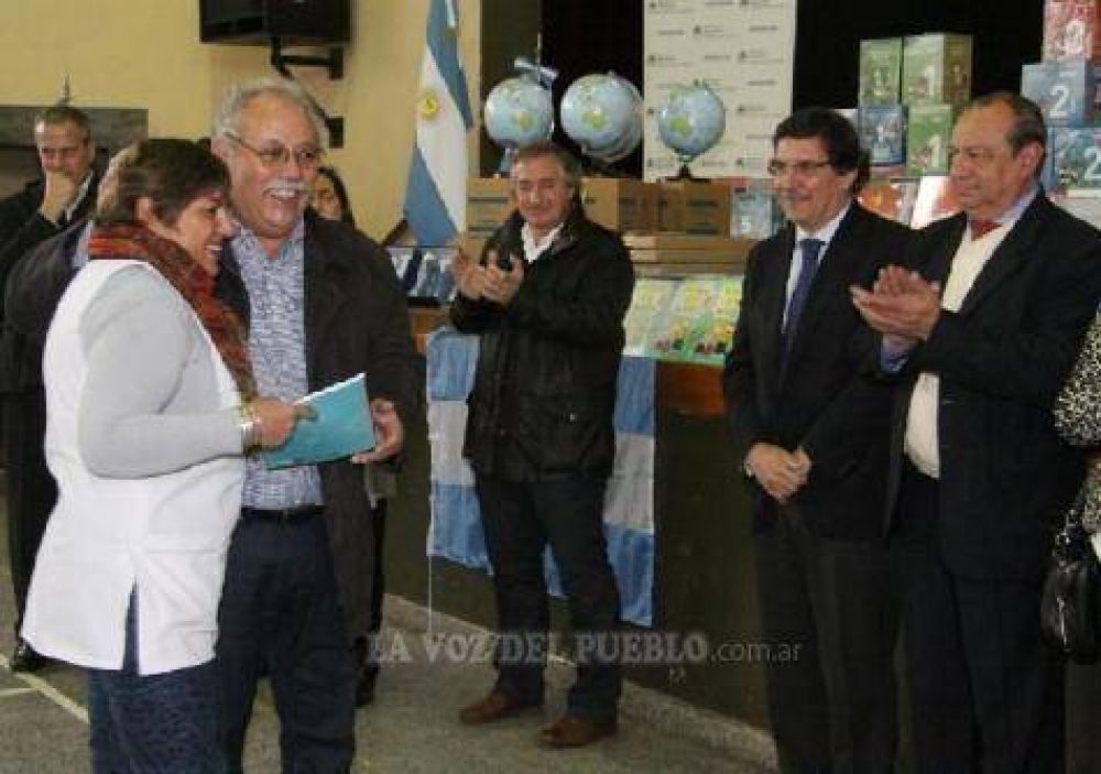 Sileoni entreg� aulas digitales a nueve escuelas