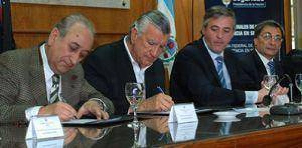 Acordaron cooperaci�n y asistencia con la Naci�n	