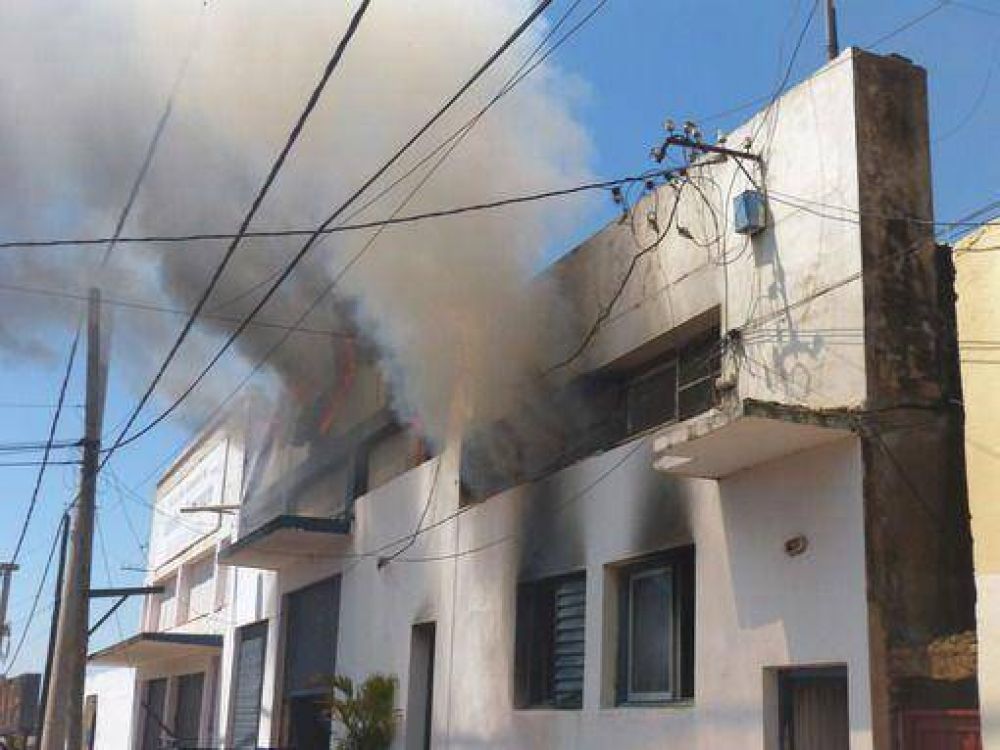 Se mat� a lo bonzo y provoc� incendio con heridos graves