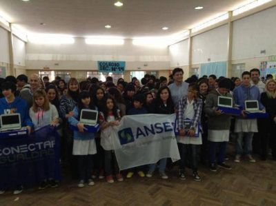 Entrega de aportes y netbooks para instituciones y alumnos del interior