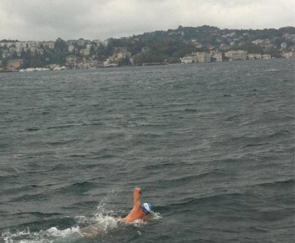 El tucumano Mat�as Ola ya est� en el agua para unir Europa y Asia