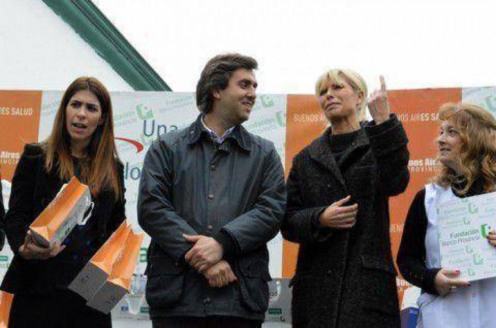 Rabolini entreg� anteojos a los alumnos de la Escuela N� 9