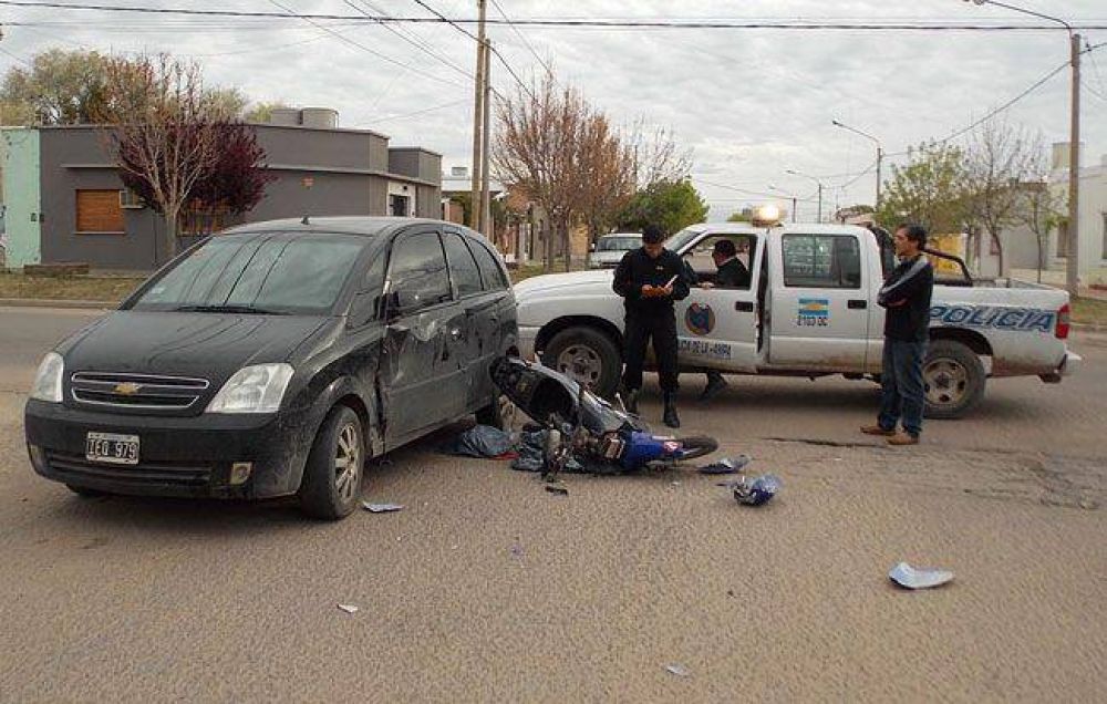 Fuerte choque entre una moto y una Meriva