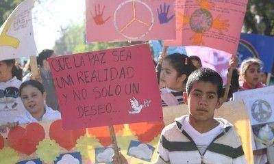 Tres mil alumnos de la provincia marchan por el D�a de la no violencia