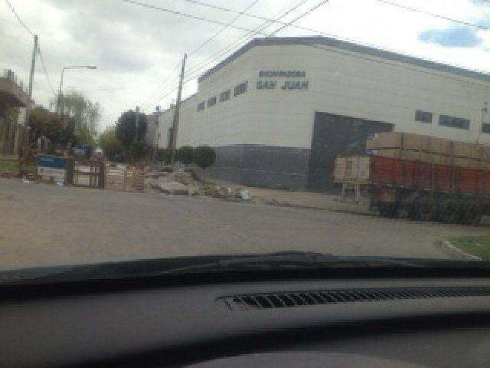 Con camiones de gran porte, una controvertida empresa rompe la calle, y la Municipalidad termina arreglando 