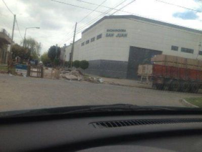 Con camiones de gran porte, una controvertida empresa rompe la calle, y la Municipalidad termina arreglando 