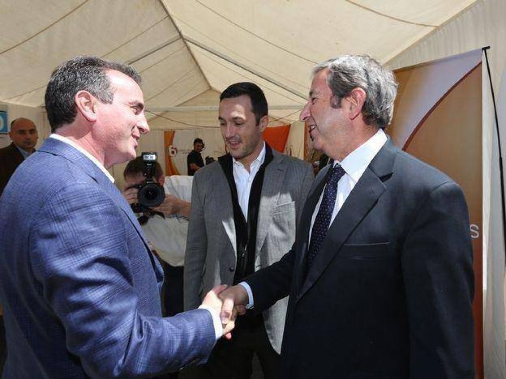 Paco P�rez y Julio Cobos dejaron sus diferencias y se abrazaron para la foto