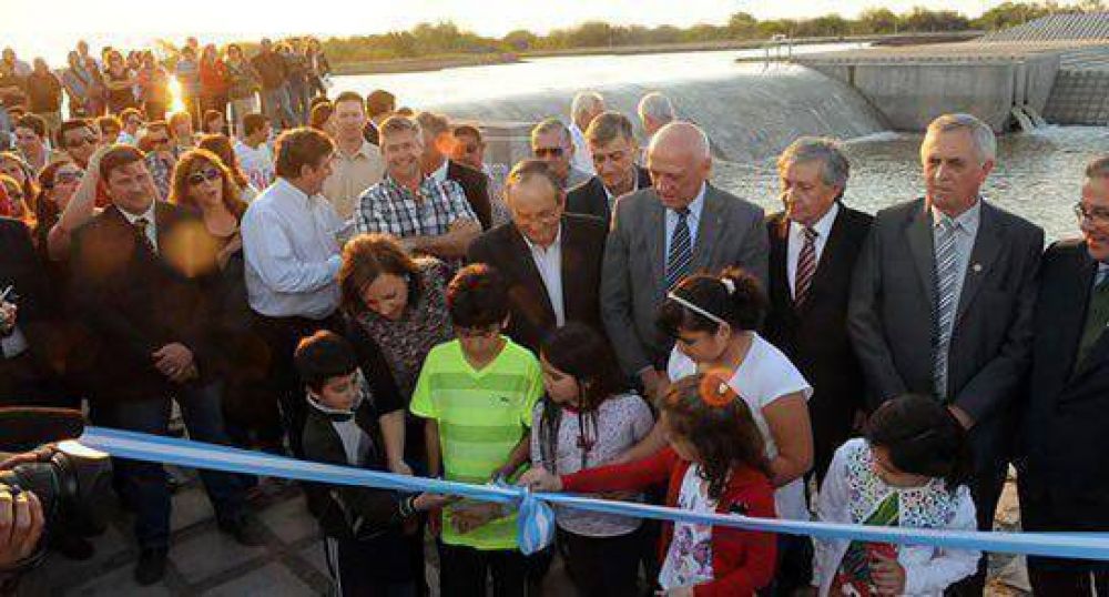 Qued� inaugurado el azud nivelador sobre el r�o Salado