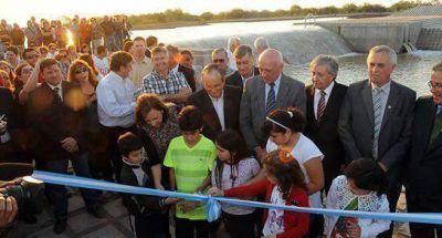 Qued� inaugurado el azud nivelador sobre el r�o Salado