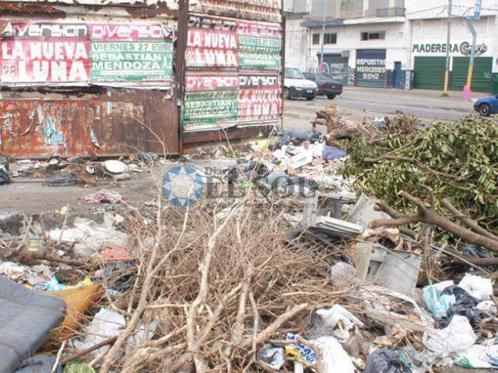 Una calle cortada por basura