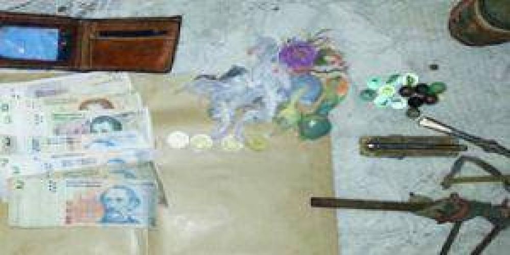 La Polic�a detuvo a cinco personas, secuestr� tumberas y marihuna