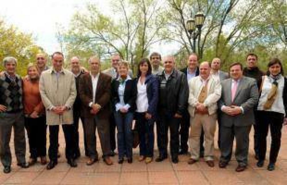 Guacone junto a Alvarez Rodr�guez en reuni�n con intendentes