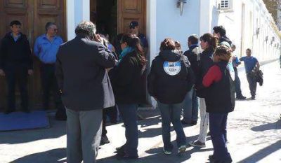 Trabajadores de Alpesca acamparon en Casa de Gobierno