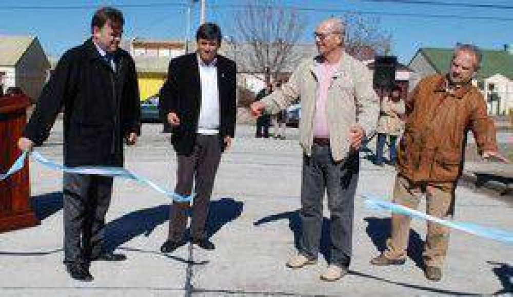 Inauguraron pavimento en torno a la Escuela 503 en el barrio 12 de Octubre