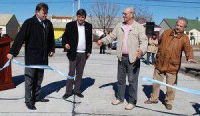 Inauguraron pavimento en torno a la Escuela 503 en el barrio 12 de Octubre