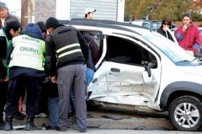 Padre e hija lesionados tras violenta colisi�n en avenida Polonia y Colonos Galeses