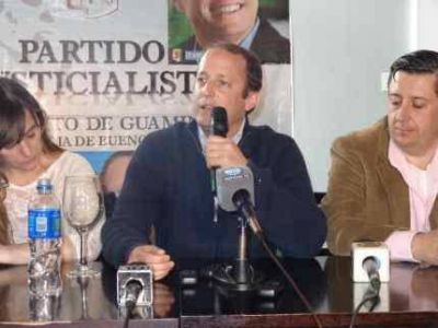 Mart�n Insaurralde, candidato del FPV, en Daireaux, Casbas y Tres Lomas camin� con los vecinos