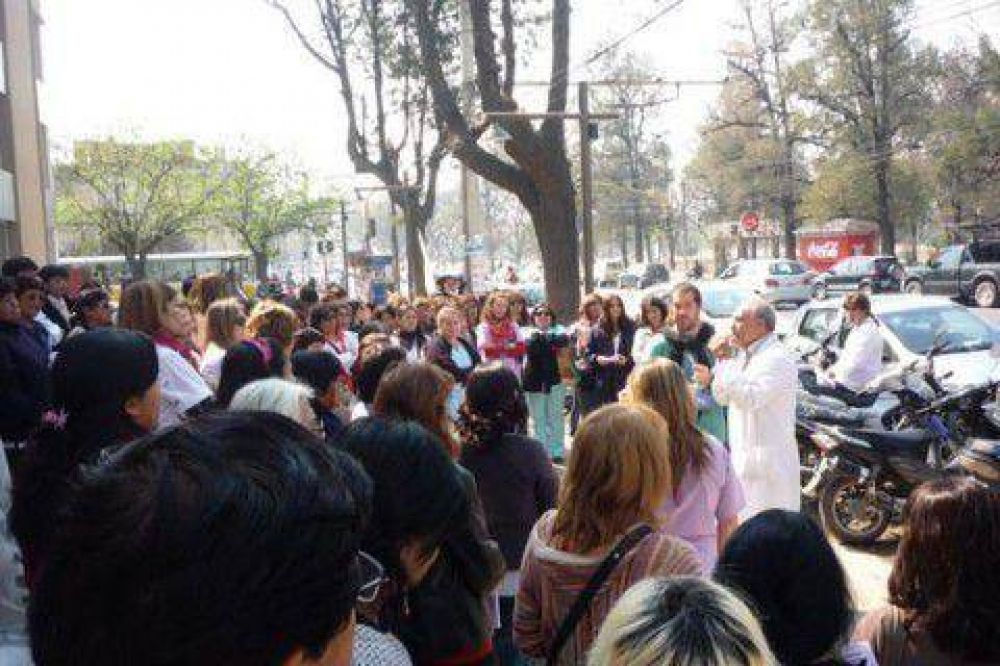 Profesionales de Jujuy protestaron en la nueva maternidad