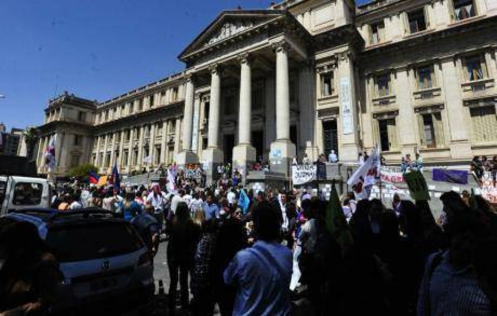 Segundo d�a consecutivo de paro en Tribunales
