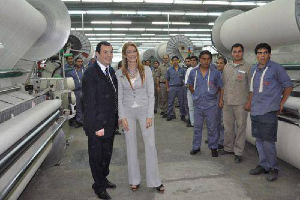 D�bora Giorgi y Daniel Cameron llegan a Santiago