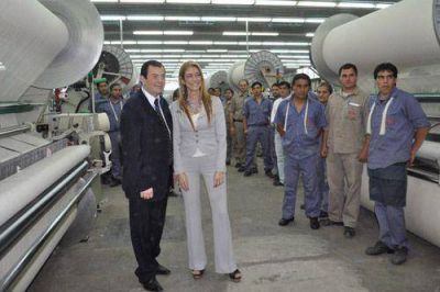 D�bora Giorgi y Daniel Cameron llegan a Santiago