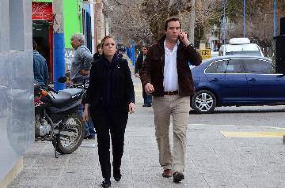 Cr�ticas a un gobierno "sin acci�n" y con colores asociados a empresas