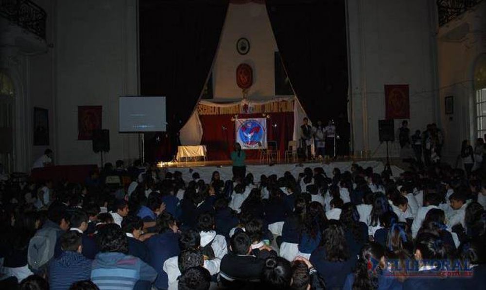 Por el d�a de la no violencia, alumnos de 6� a�o concientizaron a los m�s chicos