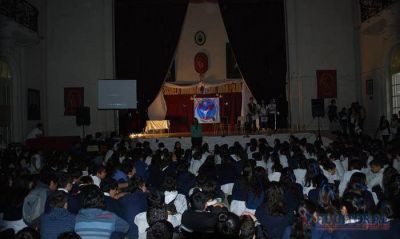 Por el d�a de la no violencia, alumnos de 6� a�o concientizaron a los m�s chicos