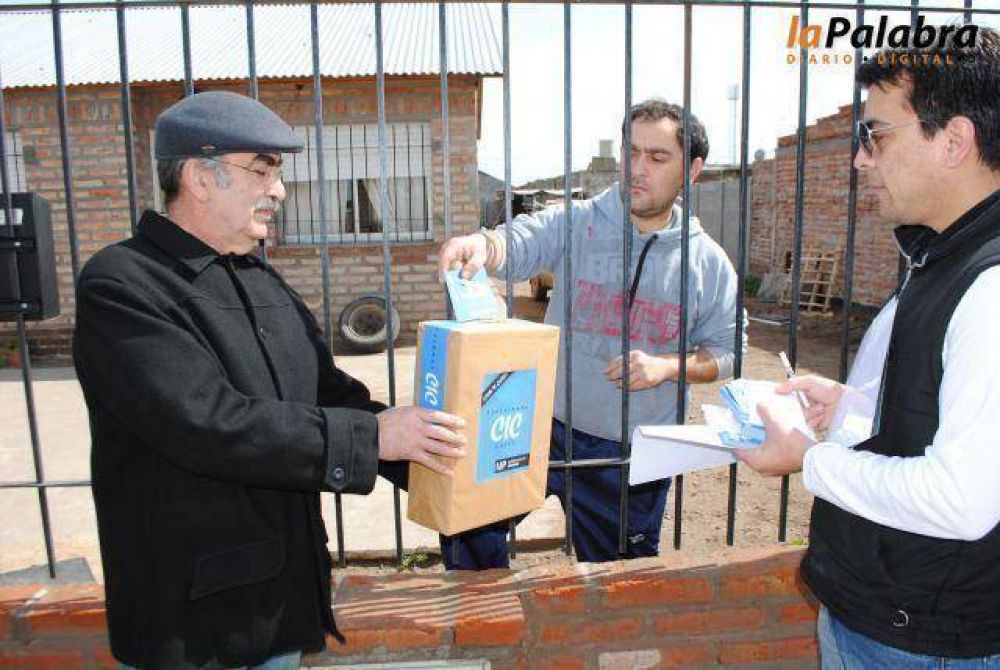 Vecinos votan para definir c�mo pintar el CIC de Villa Lynch