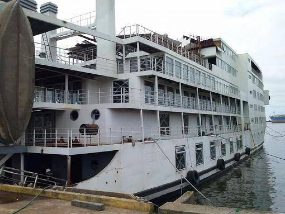 Zarp� el barco que ser� un casino flotante en Iguaz�