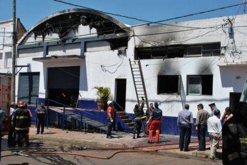 Un paciente contin�a en cuidados intensivos con riesgo de vida, tras el incendio de la Direcci�n de Tr�nsito
