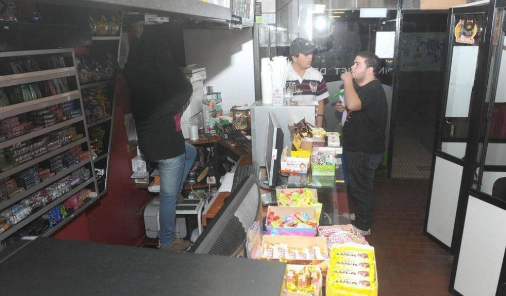 Redujeron a un polic�a y arrasaron con un ciber