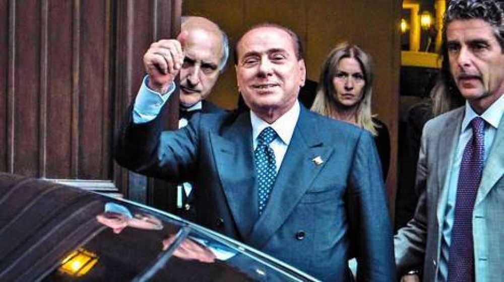 Acorralado, Berlusconi retrocede y desiste de tumbar al gobierno