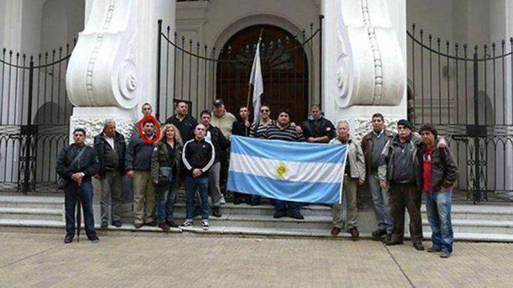 El vocero del conflicto de los gendarmes estuvo con los neonazis en la puerta del Nacional Buenos Aires