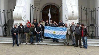 El vocero del conflicto de los gendarmes estuvo con los neonazis en la puerta del Nacional Buenos Aires