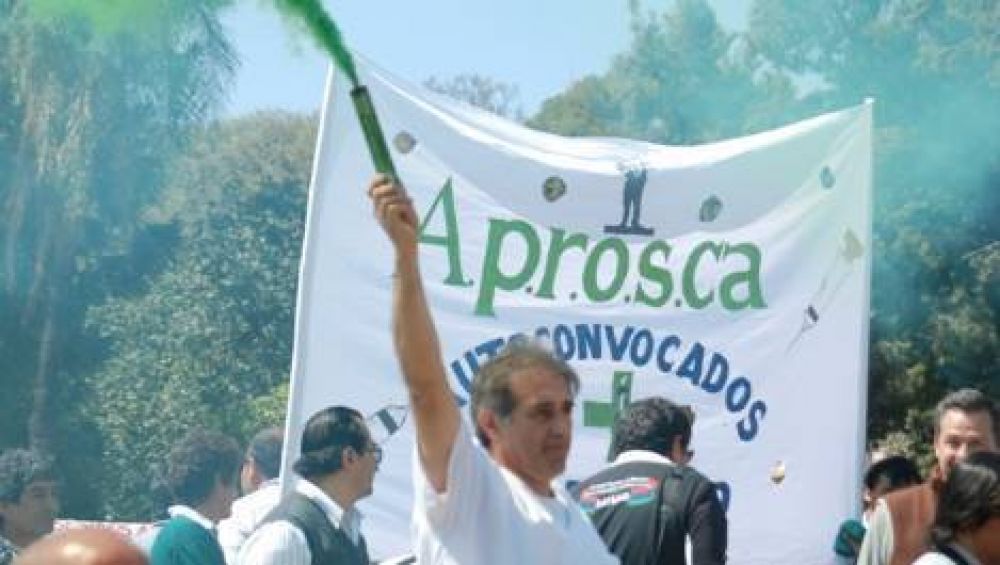 Salud: profesionales y trabajadores marcharon y ratificaron el paro