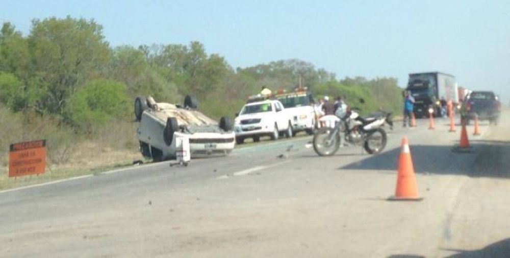 Accidente en la Ruta 16: se rozaron un cami�n y un auto, este �ltimo volc�; hay tres lesionados