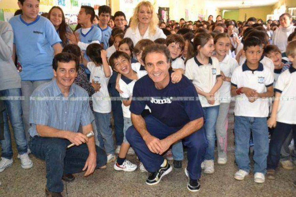 Oscar Ruggeri visit� la Escuela 37 donde curs� el jard�n de infantes