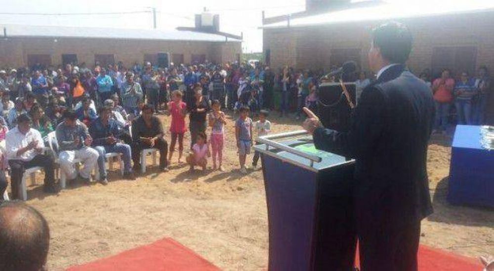 Castelli: el gobernador entreg� t�tulos de propiedad de la tierra