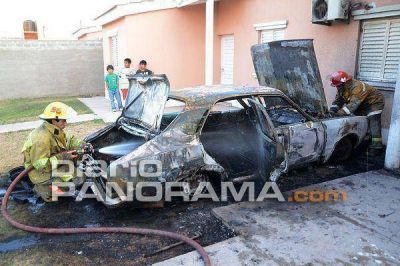 Un auto es completamente consumido por las llamas