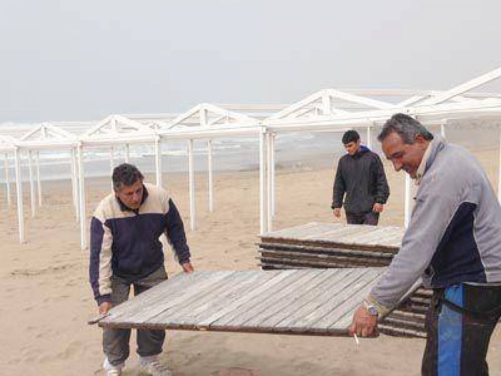 La temporada se acerca: comenz� el armado de carpas en las playas