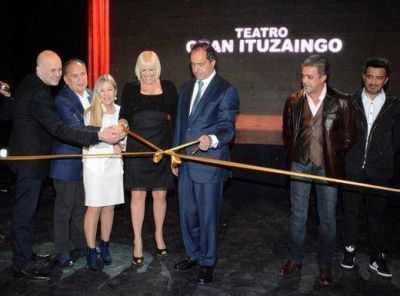 Scioli y Descalzo encabezaron la reapertura del Cine Teatro Gran Ituzaing�
