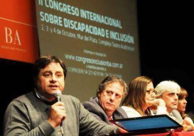 Manino Iriart junto al Ministro Collia en el Congreso Internacional sobre Discapacidad e Inclusi�n