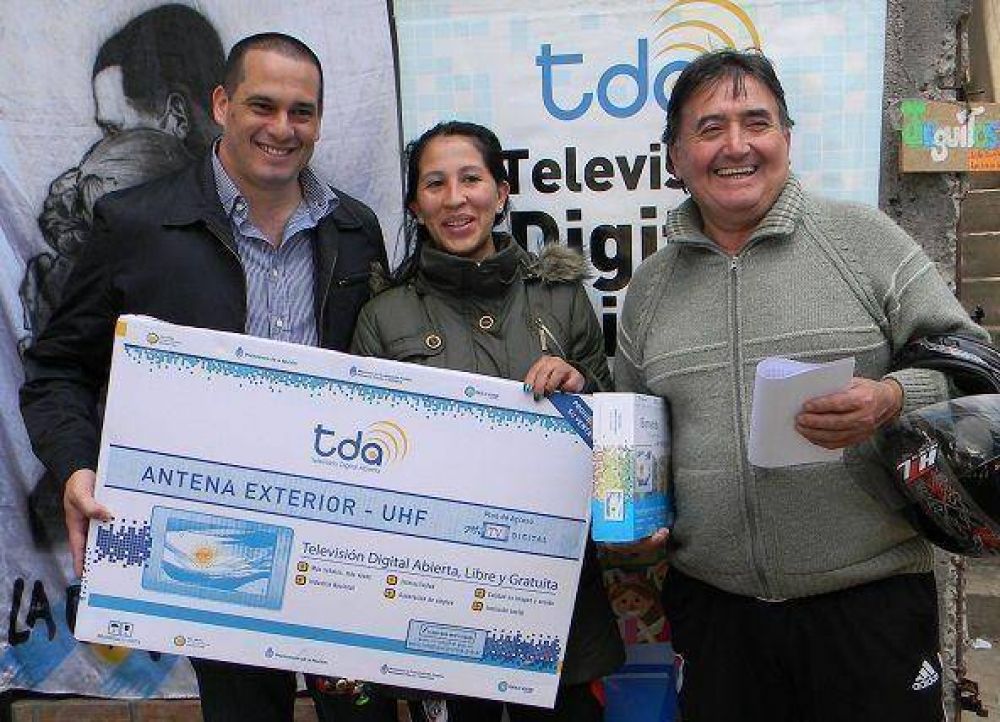 Leandro Martin entreg� antenas de TDA a los vecinos de Boulogne