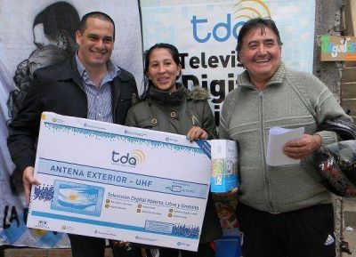 Leandro Martin entreg� antenas de TDA a los vecinos de Boulogne
